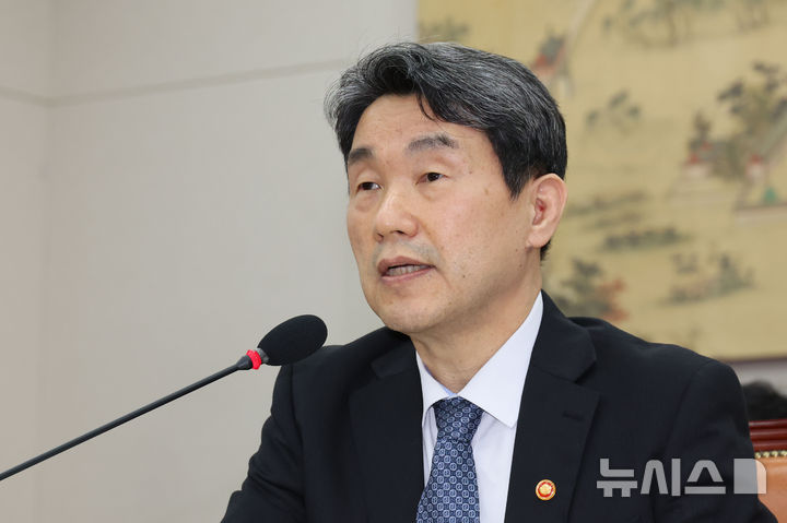 [서울=뉴시스] 권창회 기자 = 이주호 사회부총리 겸 교육부장관이 25일 서울 여의도 국회에서 열린 교육위원회 전체회의에서 의원질의에 답하고 있다. 2025.04.25. kch0523@newsis.com