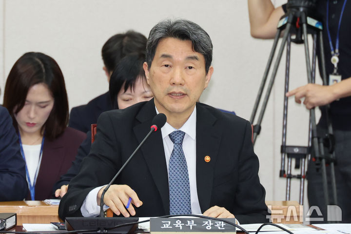 [서울=뉴시스] 권창회 기자 = 이주호 사회부총리 겸 교육부장관이 25일 서울 여의도 국회에서 열린 교육위원회 전체회의에서 의원질의에 답하고 있다. 2025.04.25. kch0523@newsis.com