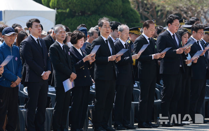 [대전=뉴시스] 고범준 기자 = 한덕수 대통령 권한대행 국무총리가 25일 대전 유성구 국립대전현충원에서 열린 제2회 순직의무군경의 날 기념식에서 순직의무군경의 날 노래 제창을 하고 있다. (대통령실통신사진기자단) 2025.04.25. bjko@newsis.com