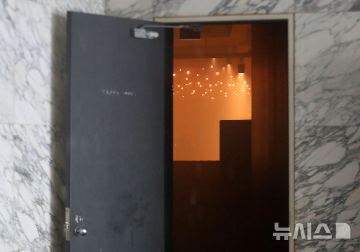 [서울=뉴시스] 김혜진 기자 = 25일 서울 강남구 코엑스 내 한 식당에서 화재가 발생해 연기가 차 있다. 2025.04.25. jini@newsis.com