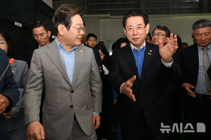 [나주=뉴시스] 이영주 기자 = 이재명 더불어민주당 대선 경선 후보가 25일 오전 전남 나주시 전남농업기술원에서 열린 '미래농업 전초기지 호남' 농업과학기술 진흥 간담회에 참여해 김영록 전남도지사와 이야기하고 있다. 2025.04.25. leeyj2578@newsis.com