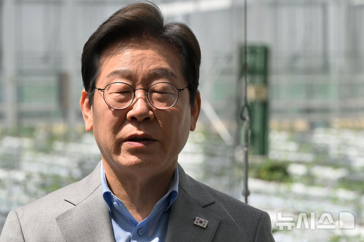 [나주=뉴시스] 이영주 기자 = 이재명 더불어민주당 대선 경선 후보가 25일 오전 전남 나주시 전남농업기술원에서 열린 '미래농업 전초기지 호남' 농업과학기술 진흥 간담회를 마친 뒤 취재진과 인터뷰하고 있다. 2025.04.25. leeyj2578@newsis.com