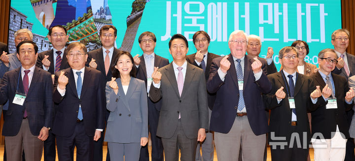 [서울=뉴시스] 추상철 기자 = 오세훈 서울시장이 25일 오전 서울 중구 서울시청에서 열린 '2025 서울특별시 국제학술대회 이순신 서울에서 만나다'에서 참석자와 기념촬영을 하고 있다. 2025.04.25. scchoo@newsis.com