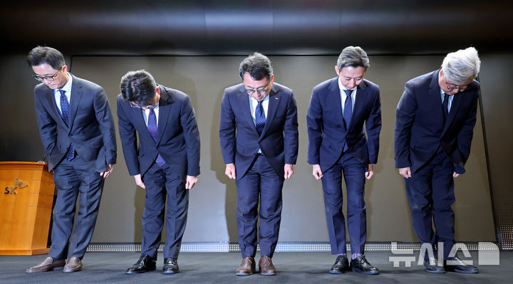 [서울=뉴시스] 김금보 기자 = 유영상(가운데) SK텔레콤 사장을 비롯한 임원들이 25일 오전 서울 중구 SK텔레콤 T타워에서 유심 해킹 피해 사태 관련 언론설명회를 열고 고개숙여 사과를 하고 있다. 2025.04.25. kgb@newsis.com