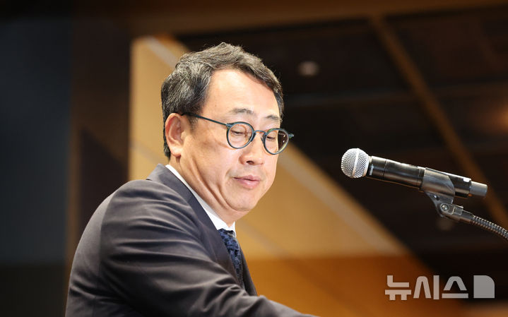 [서울=뉴시스] 김금보 기자 = 유영상 SK텔레콤 사장이 25일 오전 서울 중구 SK텔레콤 T타워에서 유심 해킹 피해 사태 관련 언론설명회를 열고 발언하고 있다. 2025.04.25. kgb@newsis.com