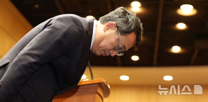 [서울=뉴시스] 김금보 기자 = 유영상 SK텔레콤 사장이 25일 오전 서울 중구 SK텔레콤 T타워에서 유심 해킹 피해 사태 관련 언론설명회를 열고 고개숙여 사과를 하고 있다. 2025.04.25. kgb@newsis.com
