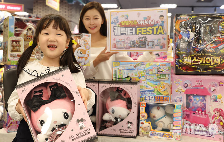 [서울=뉴시스] 추상철 기자 = 어린이날을 앞두고 25일 오전 서울 용산구 이마트 용산점에서 모델이 최대 50%까지 할인하는 완구를 선보이고 있다. 2025.04.25. scchoo@newsis.com