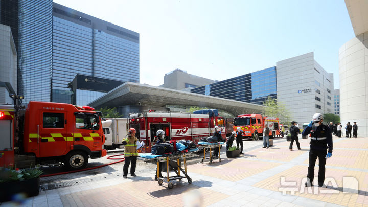 [서울=뉴시스] 김혜진 기자 = 25일 서울 강남구 코엑스 2층 식당가 한 식당에서 화재가 발생해 구급대원과 경찰 등이 대기하고 있다. 2025.04.25. jini@newsis.com