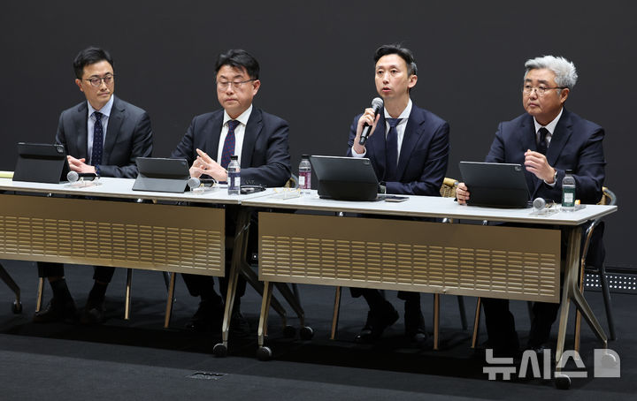 [서울=뉴시스] 김금보 기자 = SK텔레콤 이종훈(왼쪽부터) Infra전략본부장, 홍승태 고객가치혁신실장, 배병찬 MNO AT본부장, 윤재웅 마케팅전략본부장이 25일 오전 서울 중구 SK텔레콤 T타워에서 열린 유심 해킹 피해 사태 관련 언론설명회에서 질문에 답하고 있다. 2025.04.25. kgb@newsis.com