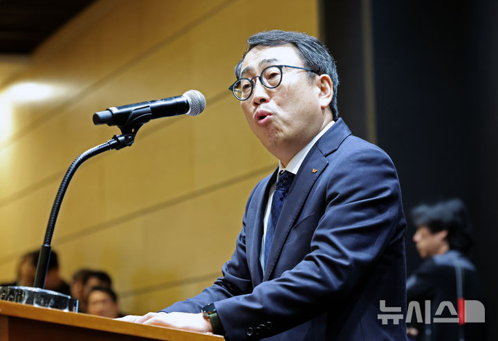 [서울=뉴시스] 김금보 기자 = 유영상 SK텔레콤 사장이 25일 오전 서울 중구 SK텔레콤 T타워에서 유심 해킹 피해 사태 관련 언론설명회를 열고 발언하고 있다. 2025.04.25. kgb@newsis.com