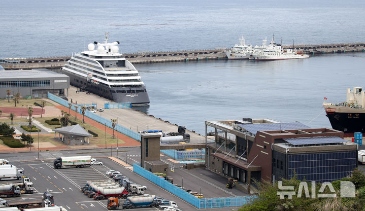 [제주=뉴시스] 우장호 기자 = 25일 제주시 건입동 제주항에 바하마 국적의 초호화 탐험 크루즈 '씨닉 이클립스Ⅱ(SCENIC ECLIPSE Ⅱ)'호가 입항해 있다. 이 선박은 2만2000t급으로 최첨단 시설과 극지탐험 능력을 갖춘 초호화 6성급 크루즈다. 114개의 스위트 객실과 헬리콥터 2대, 6인승 잠수정을 갖추고 있으며 1회 탑승료가 한화 5000만원이 넘는 세계적인 수준의 크루즈로 알려져 있다. 이번 여정은 한국, 일본, 대만을 포함한 동북아시아 일정으로 구성됐다. 한국에서는 유일하게 제주도만 방문하게 된다.&nbsp; 2025.04.25. woo1223@newsis.com