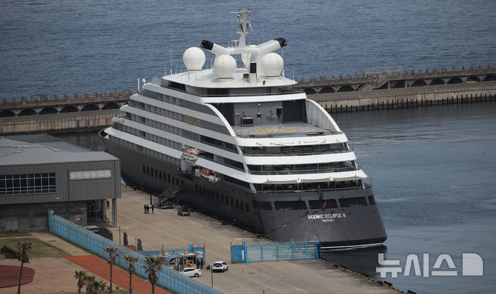 [제주=뉴시스] 우장호 기자 = 제주시 건입동 제주항에 바하마 국적의 초호화 탐험 크루즈 '씨닉 이클립스Ⅱ(SCENIC ECLIPSE Ⅱ)'호가 입항해 있다. (사진=뉴시스DB) woo1223@newsis.com