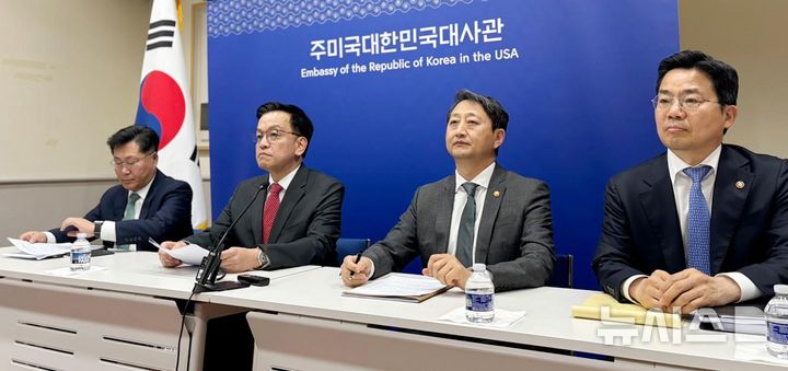 [워싱턴=뉴시스] 이윤희 특파원 = 최상목 부총리 겸 기획재정부 장관이 24일(현지 시간) 미국 워싱턴D.C. 주미대사관에서 안덕근 산업통상자원부 장관과 함께 한-미 2+2 통상협의(Trade Consultation) 관련 합동브리핑을 하고 있다. 2025.04.25. sympathy@newsis.com