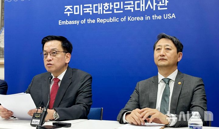 [워싱턴=뉴시스] 이윤희 특파원 = 최상목 부총리 겸 기획재정부 장관이 24일(현지 시간) 미국 워싱턴D.C. 주미대사관에서 안덕근 산업통상자원부 장관과 함께 한-미 2+2 통상협의(Trade Consultation) 관련 합동브리핑을 하고 있다. 2025.04.25. sympathy@newsis.com
