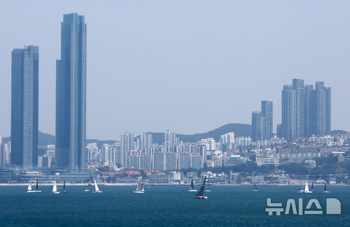 [부산=뉴시스] 하경민 기자 = '2025 부산슈퍼컵 국제요트대회'가 열린 25일 부산 수영만 해상에서 요트들이 질주하고 있다. 올해 20회째인 이번 대회에는 10개국 34개팀(척)의 선수 280여 명이 참가해 열띤 레이스를 펼친다. 대회는 오는 27일까지 계속된다. 2025.04.25. yulnetphoto@newsis.com