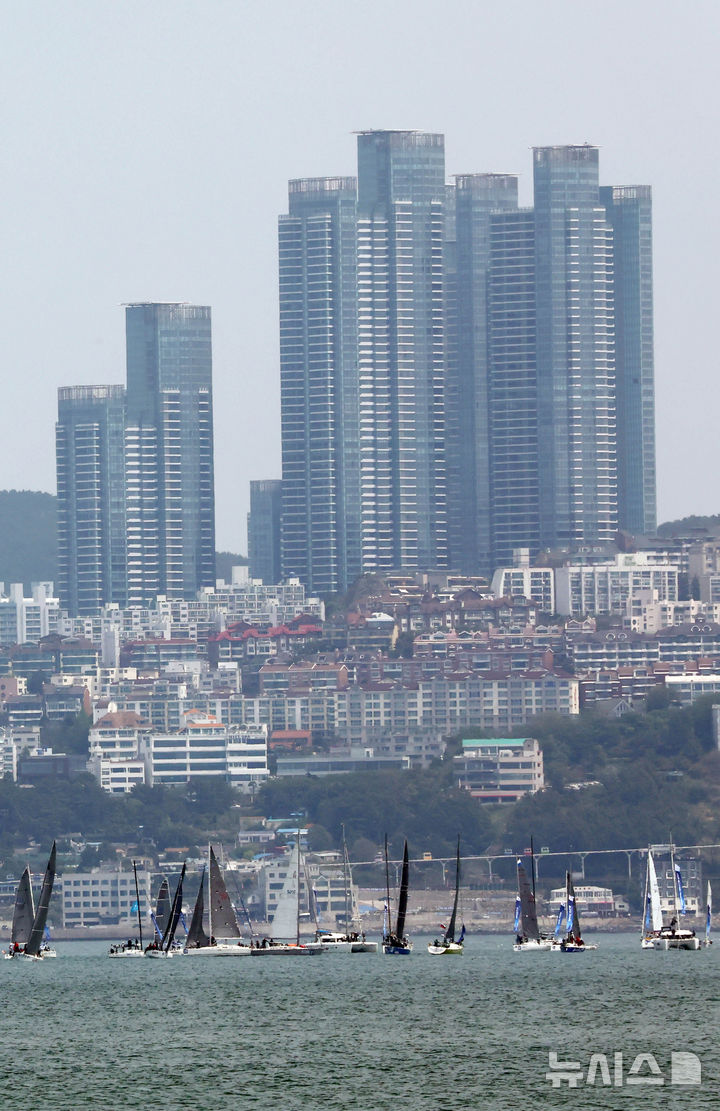 [부산=뉴시스] 하경민 기자 = '2025 부산슈퍼컵 국제요트대회'가 열린 25일 부산 수영만 해상에서 요트들이 질주하고 있다. 올해 20회째인 이번 대회에는 10개국 34개팀(척)의 선수 280여 명이 참가해 열띤 레이스를 펼친다. 대회는 오는 27일까지 계속된다. 2025.04.25. yulnetphoto@newsis.com