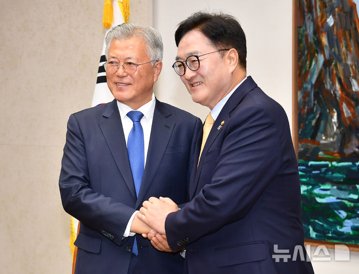 [서울=뉴시스] 국회사진기자단 = 4·27 판문점선언 7주년 기념식 참석차 국회를 방문한 문재인 전 대통령이 25일 오후 서울 여의도 국회에서 우원식 국회의장과 기념촬영을 하고 있다. 2025.04.25. photo@newsis.com