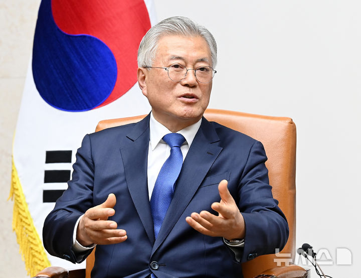 [서울=뉴시스] 국회사진기자단 = 4·27 판문점선언 7주년 기념식 참석차 국회를 방문한 문재인 전 대통령이 25일 오후 서울 여의도 국회에서 우원식 국회의장과 면담을 하고 있다.2025.04.25. photo@newsis.com