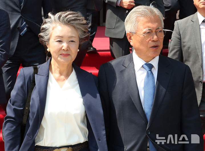 경찰, 김정숙 여사 '옷값 의혹' 재수사 끝에 불송치 유지