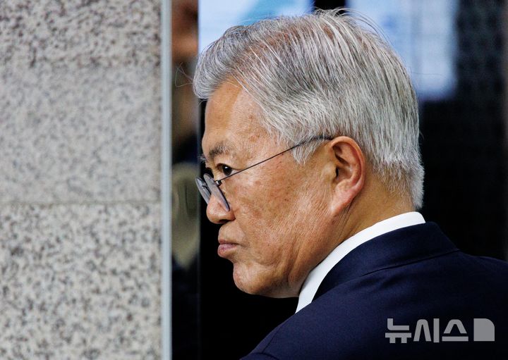 [서울=뉴시스] 조성봉 기자= 문재인 전 대통령 내외, 우원식 국회의장과 참석자들이 25일 오후 서울 여의도 국회 도서관에서 열린 4.27 판문점선언 7주년 기념식에 참석하고 있다. (공동취재) 2025.04.25. photo@newsis.com