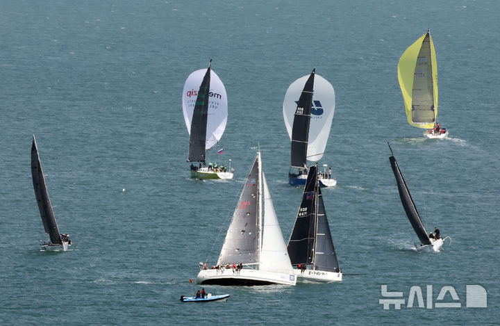 [부산=뉴시스] 하경민 기자 = '2025 부산슈퍼컵 국제요트대회'가 열린 25일 부산 수영만 해상에서 요트들이 질주하고 있다.&nbsp; 올해 20회째인 이번 대회에는 10개국 34개팀(척)의 선수 280여 명이 참가해 열띤 레이스를 펼친다. 대회는 오는 27일까지 계속된다. 2025.04.25. yulnetphoto@newsis.com