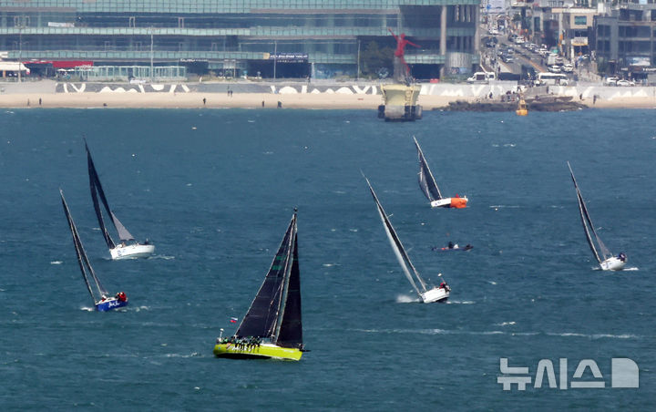 [부산=뉴시스] 하경민 기자 = '2025 부산슈퍼컵 국제요트대회'가 열린 25일 부산 수영만 해상에서 요트들이 질주하고 있다. 2025.04.25. yulnetphoto@newsis.com