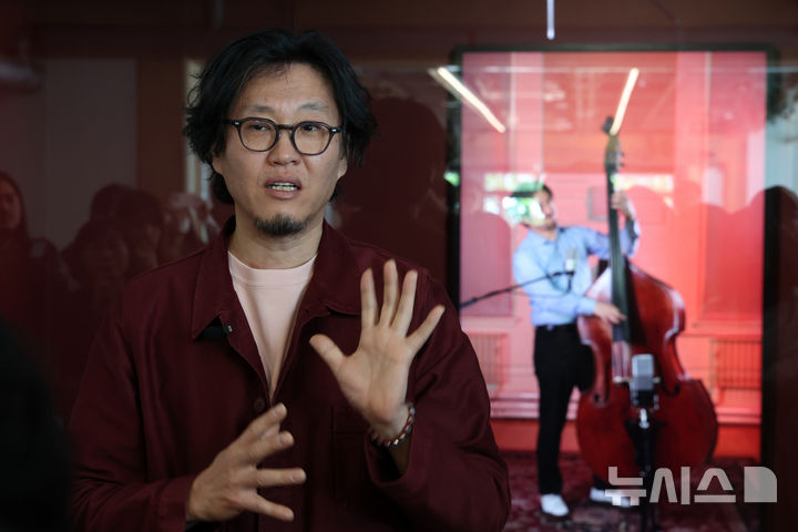 [부산=뉴시스] 박진희 기자 = 정연두 작가가 25일 부산 수영구 국제갤러리 부산점에서 개인전 '불가피한 상황과 피치 못할 사정들' 기자간담회 참석하여 작품 설명을 하고 있다. 2025.04.25. pak7130@newsis.com