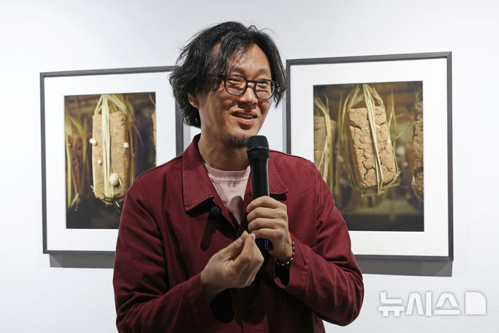 [부산=뉴시스] 박진희 기자 = 정연두 작가가 25일 부산 수영구 국제갤러리 부산점에서 개인전 '불가피한 상황과 피치 못할 사정들' 기자간담회 참석하여 작품 설명을 하고 있다. 2025.04.25. pak7130@newsis.com