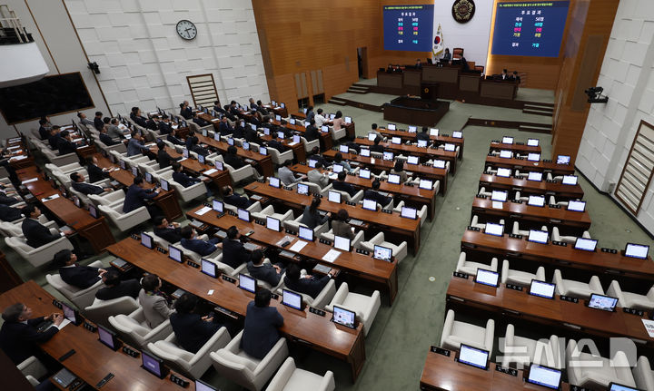 [서울=뉴시스] 추상철 기자 = 25일 오후 서울 중구 서울시의회에서 열린 제330회 시의회 임시회 2차 본회의에서 시의회 야당 의원들의 좌석이 텅 비어 있다. 2025.04.25. scchoo@newsis.com