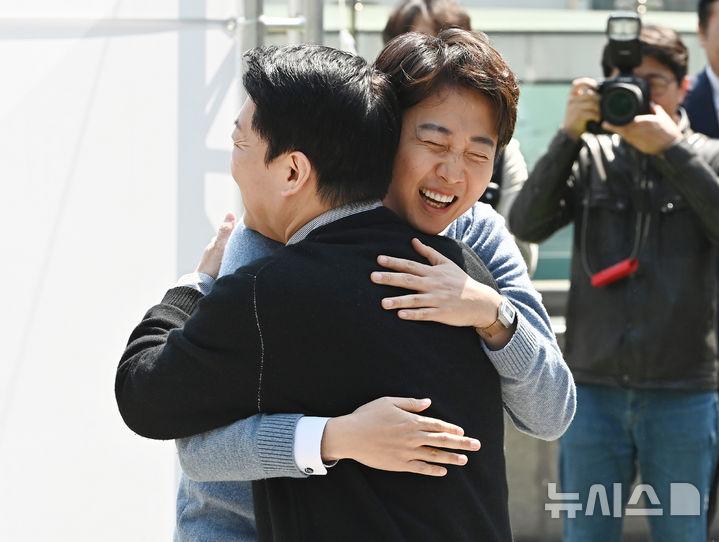 [성남=뉴시스] 김종택 기자 = 안철수 국민의힘 대선 경선 후보와 이준석 개혁신당 대선 후보가 25일 경기 성남시 판교 테크노밸리 광장에서 'AI 과학기술 패권'을 주제로 열린 단비토크에 앞서 포옹하고 있다. 2025.04.25. jtk@newsis.com