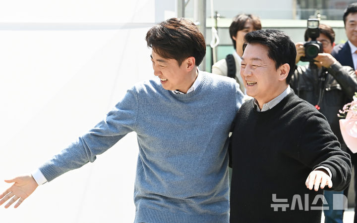 [성남=뉴시스] 김종택 기자 = 안철수 국민의힘 대선 경선 후보와 이준석 개혁신당 대선 후보가 25일 경기 성남시 판교 테크노밸리 광장에서 'AI 과학기술 패권'을 주제로 열린 단비토크에 참석해 자리로 이동하고 있다. 2025.04.25. jtk@newsis.com
