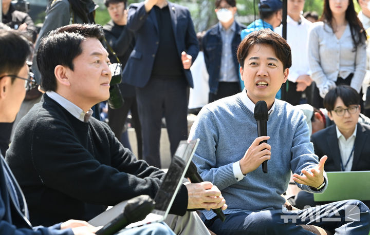 [성남=뉴시스] 김종택 기자 = 안철수 국민의힘 대선 경선 후보와 이준석 개혁신당 대선 후보가 25일 경기 성남시 판교 테크노밸리 광장에서 'AI 과학기술 패권'을 주제로 열린 단비토크에서 대담하고 있다. 2025.04.25. jtk@newsis.com