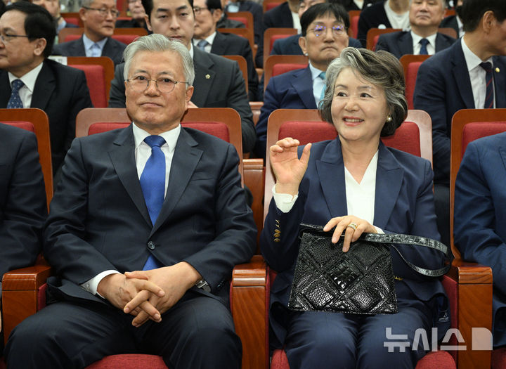 [서울=뉴시스] 권창회 기자 = 문재인 전 대통령 내외가 25일 서울 여의도 국회도서관에서 열린 4.27 판문점선언 7주년 기념식에 참석해 자리하고 있다. (공동취재) 2025.04.25. photo@newsis.com