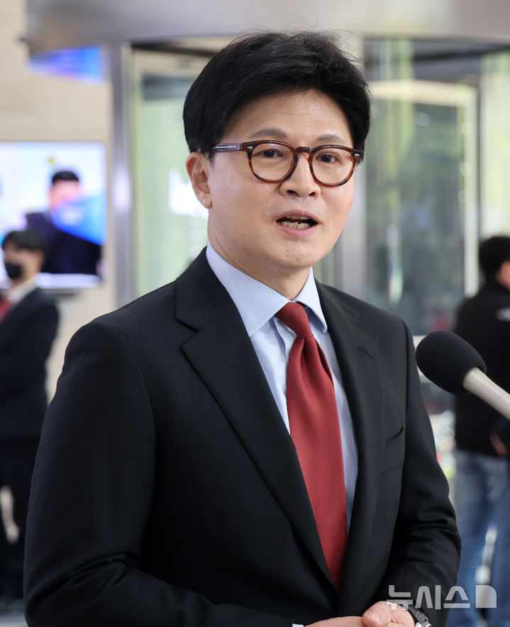 [서울=뉴시스] 국회사진기자단= 25일 오후 종로 동아미디어센터 1층 로비에서 국민의힘 대선 2차 경선 진출자인 한동훈 후보가 사전 인터뷰를 하고 있다.2025.04.25. photo@newsis.com 