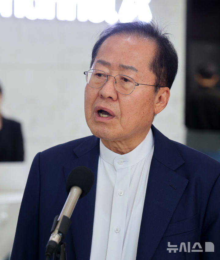 [서울=뉴시스] 국회사진기자단= 지난 25일 오후 서울 종로 동아미디어센터 1층 로비에서 국민의힘 대선 2차 경선 진출자인 홍준표 후보가 사전 인터뷰를 하고 있다.2025.04.25. photo@newsis.com