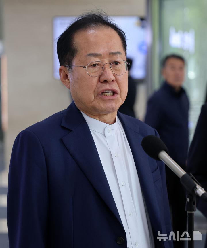 [서울=뉴시스] 국회사진기자단= 25일 오후 종로 동아미디어센터 1층 로비에서 국민의힘 대선 2차 경선 진출자인 홍준표 후보가 사전 인터뷰를 하고 있다.2025.04.25. photo@newsis.com