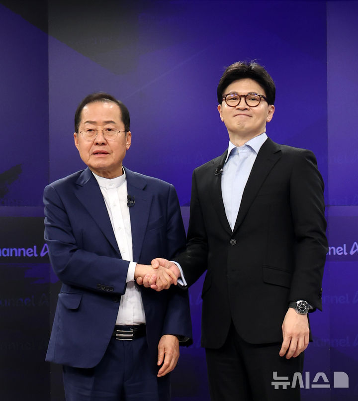 [서울=뉴시스] 국회사진기자단= 25일 오후 종로구 동아미디어센터 채널A스튜디오에서 국민의힘 대선 2차 경선 진출자인 한동훈, 홍준표(왼쪽) 후보가 기념촬영을 하고 있다. 일대일 맞수 토론은 2차경선 진출자 4명이 일대일 맞수토론 형식으로 진행된다. 2025.04.25. photo@newsis.com