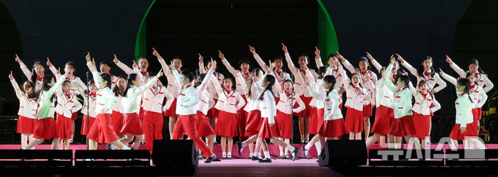 [서울=뉴시스] 김금보 기자 = 25일 오후 서울 종로구 경복궁 흥례문광장에서 열린 '2025년 제11회 궁중문화축전 개막제'에서 서울시소년소녀합창단이 축하공연을 하고 있다. 2025.04.25. kgb@newsis.com