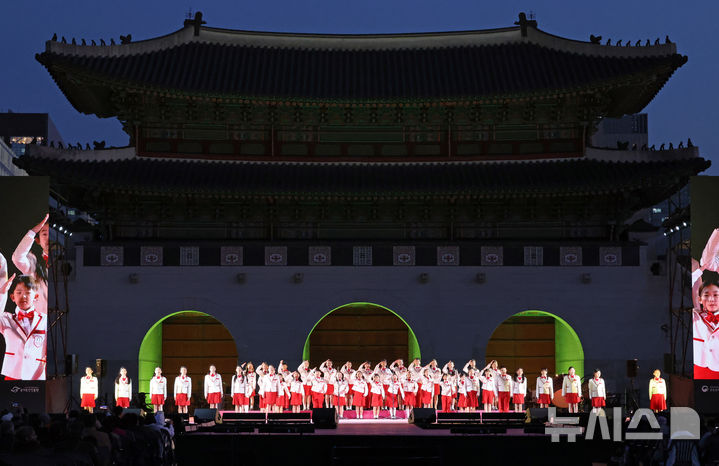 [서울=뉴시스] 김금보 기자 = 25일 오후 서울 종로구 경복궁 흥례문광장에서 열린 '2025년 제11회 궁중문화축전 개막제'에서 서울시소년소녀합창단이 축하공연을 하고 있다. 2025.04.25. kgb@newsis.com
