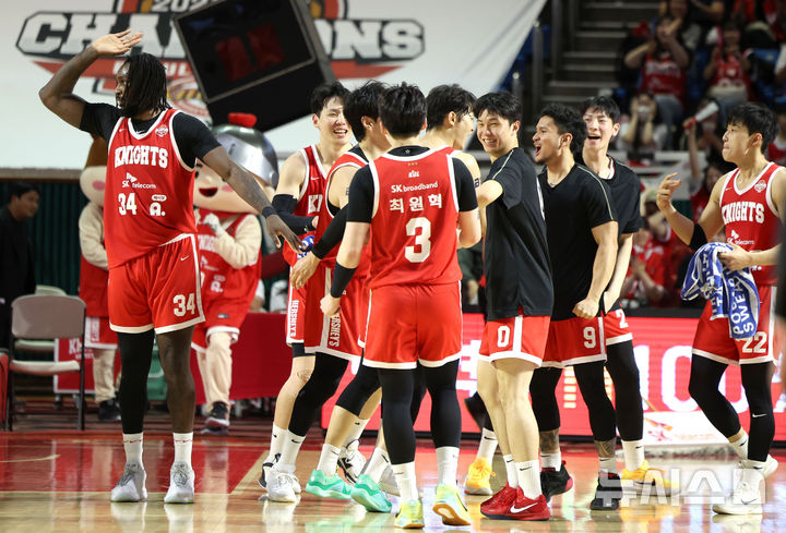 [서울=뉴시스] 김선웅 기자 = 25일 서울 송파구 잠실학생체육관에서 열린 2024-2025 프로농구 4강 플레이오프 서울 SK 나이츠 vs 수원 KT 소닉붐의 경기, SK 선수들이 역전하며 기뻐하고 있다. 2025.04.25. mangusta@newsis.com