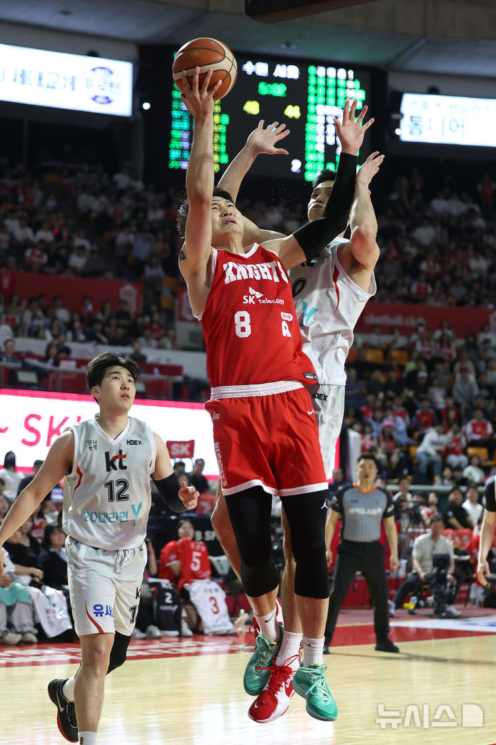 [서울=뉴시스] 김선웅 기자 = 25일 서울 송파구 잠실학생체육관에서 열린 2024-2025 프로농구 4강 플레이오프 서울 SK 나이츠 vs 수원 KT 소닉붐의 경기, SK 안영준이 골밑 슛을 시도하고 있다. 2025.04.25. mangusta@newsis.com