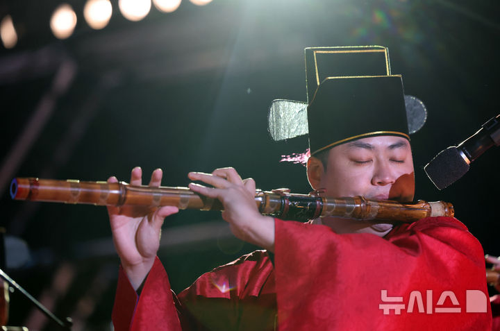 [서울=뉴시스] 김금보 기자 = 25일 오후 서울 종로구 경복궁 흥례문광장에서 열린 '2025년 제11회 궁중문화축전 개막제'에서 국립국악원 단원들이 주제공연 '제2경 개화' 공연을 하고 있다. 2025.04.25. kgb@newsis.com