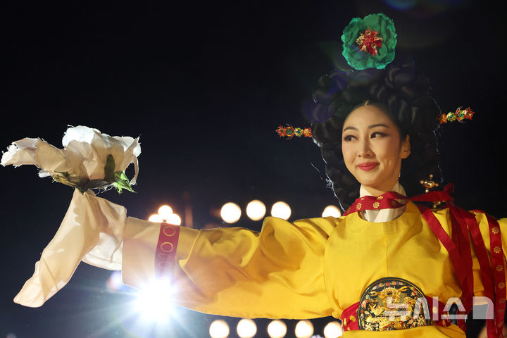 [서울=뉴시스] 김금보 기자 = 25일 오후 서울 종로구 경복궁 흥례문광장에서 열린 '2025년 제11회 궁중문화축전 개막제'에서 국립국악원 단원들이 주제공연 '제2경 개화' 공연을 하고 있다. 2025.04.25. kgb@newsis.com