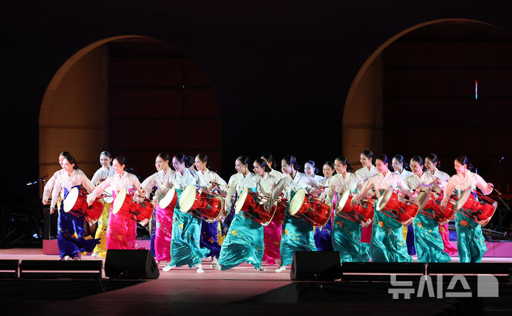 [서울=뉴시스] 김금보 기자 = 25일 오후 서울 종로구 경복궁 흥례문광장에서 열린 '2025년 제11회 궁중문화축전 개막제'에서 서울시무용단, 국가유산진흥원 예술단, 우리소리 바라지 단원들이 주제공연 '제1경 기미' 공연을 하고 있다. 2025.04.25. kgb@newsis.com