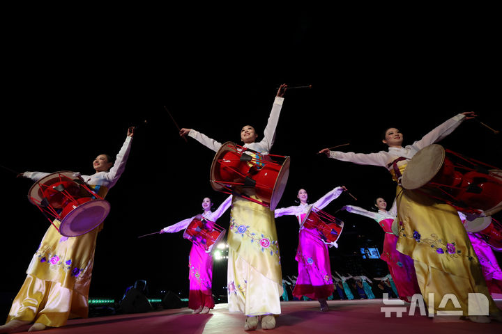 [서울=뉴시스] 김금보 기자 = 25일 오후 서울 종로구 경복궁 흥례문광장에서 열린 '2025년 제11회 궁중문화축전 개막제'에서 서울시무용단, 국가유산진흥원 예술단, 우리소리 바라지 단원들이 주제공연 '제1경 기미' 공연을 하고 있다. 2025.04.25. kgb@newsis.com