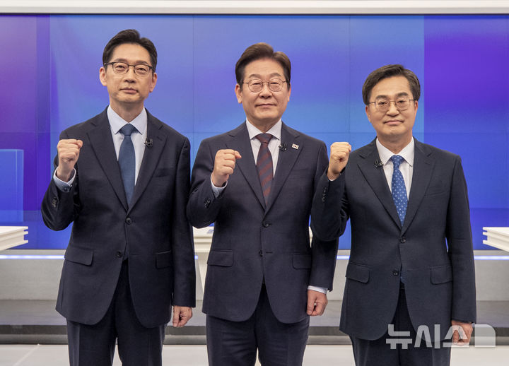 [서울=뉴시스] 국회사진기자단= 이재명(가운데), 김경수, 김동연(오른쪽) 더불어민주당 대선 경선 후보자들이 25일 서울 중구 티비조선 스튜디오에서 열린 민주당 경선 마지막 TV토론회 시작 전 기념촬영을 하고 있다. 2025.04.25. photo@newsis.com