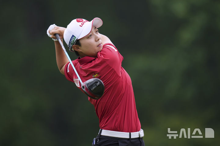 [더우들랜즈=AP/뉴시스] 김효주가 25일(현지 시간) 미국 텍사스주 더 우들랜즈의 더 클럽 앳 칼턴 우즈에서 열린 미국여자프로골프(LPGA) 투어 시즌 첫 메이저 대회 셰브론 챔피언십 2라운드 10번 홀에서 티샷하고 있다. 2025.04.26.