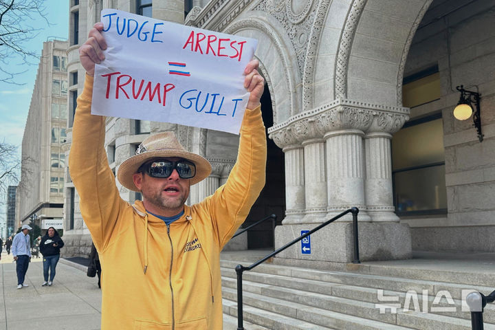 [밀워키=AP/뉴시스] 사진은 25일(현지 시간) 미국 위스콘신주 밀워키 연방법원 앞에서 해나 듀건 판사 체포에 항의하는 시위에 모인 시민들. 2025.04.25.