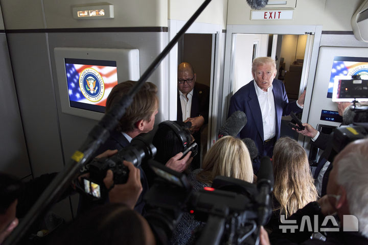 [미 대통령 전용기=AP/뉴시스]도널드 트럼프 미 대통령이 25일(현지시각) 프란체스코 교황 장례식 참석을 위해 탑승한 대통령 전용기에서 기자들의 질문에 답하고 있다. 2025.4.26. 
