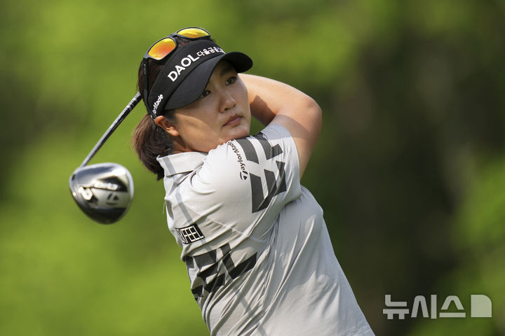 [더우들랜즈=AP/뉴시스] 유해란이 25일(현지 시간) 미국 텍사스주 더 우들랜즈의 더 클럽 앳 칼턴 우즈에서 열린 미국여자프로골프(LPGA) 투어 시즌 첫 메이저 대회 셰브론 챔피언십 2라운드 18번 홀에서 티샷하고 있다. 2025.04.26.